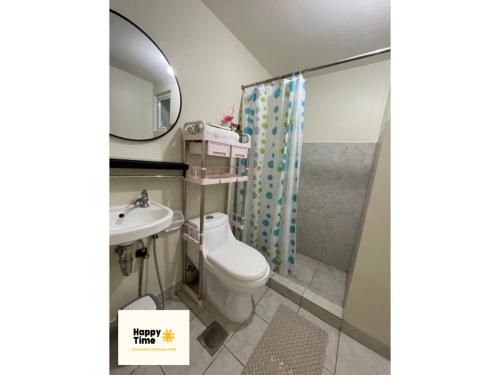 y baño con aseo, lavabo y ducha. en Affordable Vacation Rental in San Jose Del Monte Bulacan, en Tunkong Manga