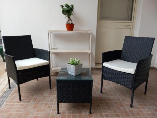 due sedie e un tavolo con una pianta in vaso di Aledò, casa vacanze a Casalabate