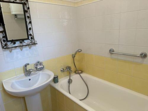 W łazience znajduje się umywalka oraz wanna z umywalką. w obiekcie Charmant T2 saint Enogat w mieście Dinard