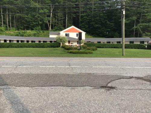 an empty street with a building in the background at Hitching Post Motel in Cornwall