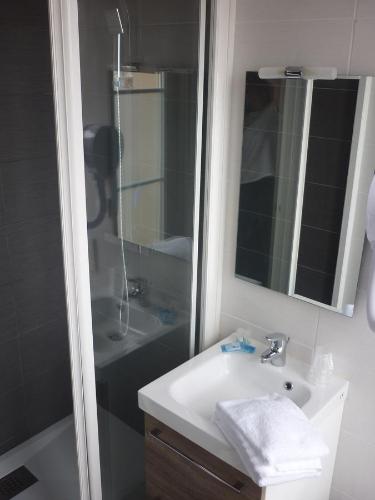 Ett badrum på Hotel De La Plage