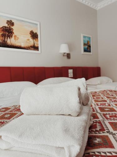 Una cama o camas en una habitación de Ruby Palace