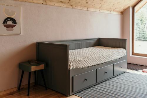 Cama en habitación con marco de cama en Domek Discovery Mazury en Mrągowo