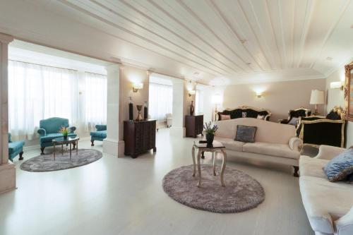 a large living room with a couch and a table at Hotel Joao Padeiro in Aveiro