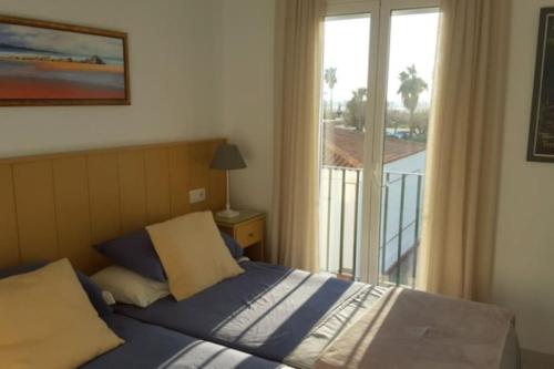 Una cama o camas en una habitación de Estupenda ubicación, vistas y parking disponible!