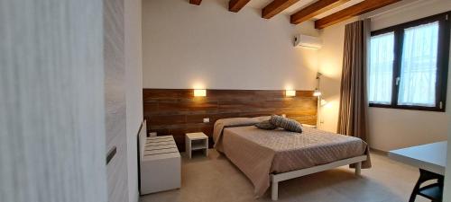 En eller flere senge i et værelse på Claudette Apartments