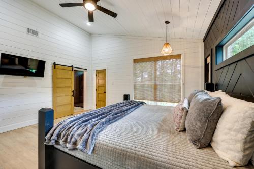 Llit o llits en una habitació de Stunning Cabin with Hot Tub, 1 Mi to Broken Bow Lake