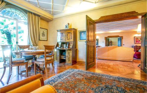 un soggiorno con tavolo e una sala da pranzo di 7 Bedroom Nice Home In Polistena a Polistena