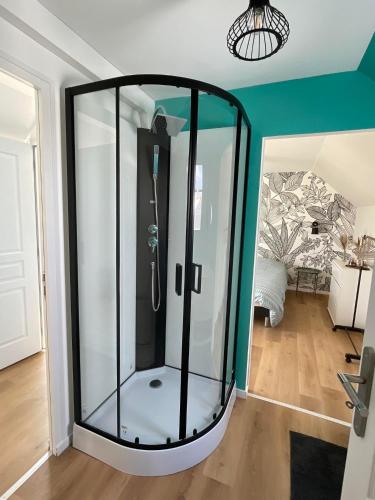 - une douche en verre dans une chambre avec plafond dans l'établissement Au p'tit Bonheur Baie de Somme, à Nibas