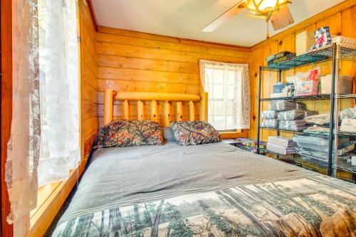 Posto letto in camera con pareti in legno. di Secluded Oakland Cabin with Private Yard! a Oakland