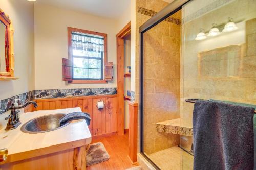 Kylpyhuone majoituspaikassa Secluded Oakland Cabin with Private Yard!