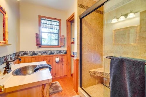 un bagno con lavandino e doccia di Secluded Oakland Cabin with Private Yard! a Oakland