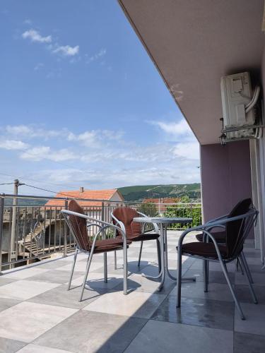 a balcony with chairs and a table on a balcony at Apartman Dakovic in Zlatište