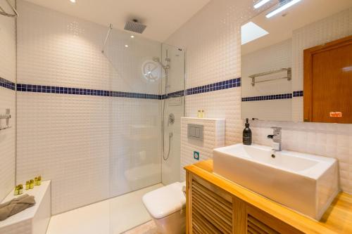 y baño con lavabo y ducha. en Ferienhaus Casa Kristel, en Badia Gran