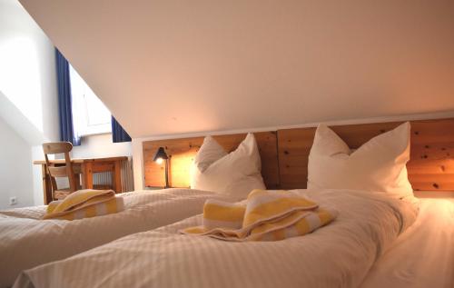 プレローにあるResi F8のベッドルーム1室(白いシーツと枕のベッド2台付)