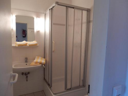 プレローにあるResi F8のバスルーム(シャワー、シンク付)