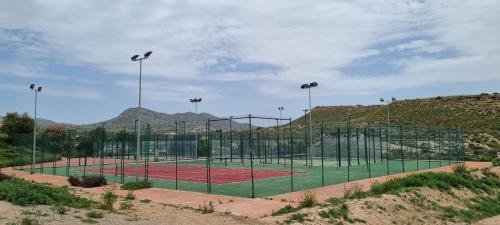 a tennis court in the middle of a field at Apartamento Excelente in Baños y Mendigo
