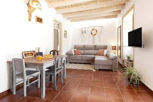 a living room with a table and a couch at Pátio Serrano in Rio Maior