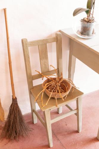 a wooden chair with a broom sitting next to a desk at Pátio Serrano in Rio Maior