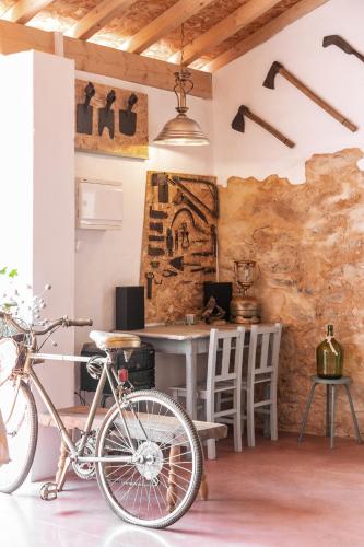 a bike parked in a room with a table at Pátio Serrano in Rio Maior