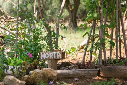 a sign that says horaria in a garden at Pátio Serrano in Rio Maior
