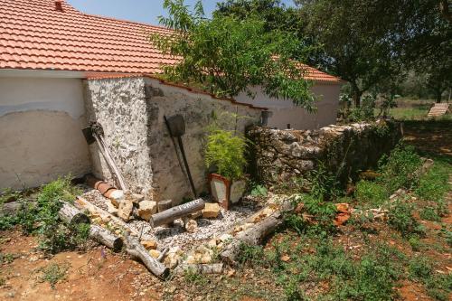 a corner of a house with a stone wall at Pátio Serrano in Rio Maior