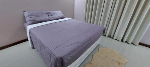 Tempat tidur dalam kamar di Sami BnB - Apt 04 Makongo after Mlimani City