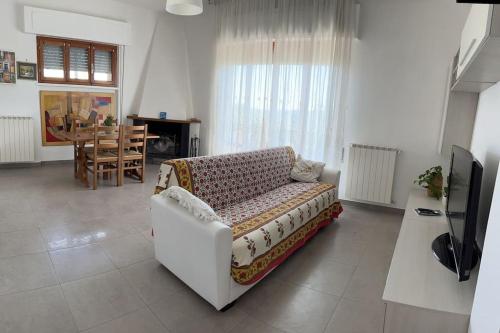 een woonkamer met een bank en een tafel bij Alice’s Home in Bolano