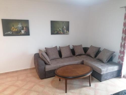 uma sala de estar com um sofá e uma mesa em Villa Amfora em Lipci
