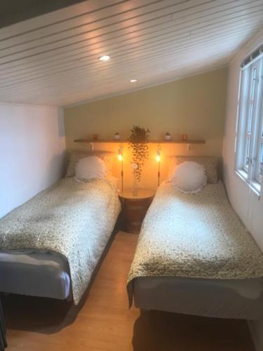 1 Schlafzimmer mit 2 Betten in einem Zimmer in der Unterkunft Indbydende bed & breakfast med dejlig gårdhave in Randers