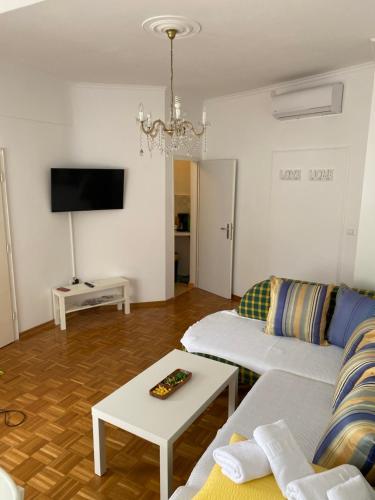 ein Wohnzimmer mit 2 Sofas und einem TV in der Unterkunft A.B.Kvarner in Rijeka
