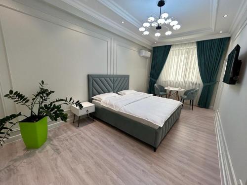 1 dormitorio con 1 cama, 1 mesa y 1 silla en Home Apartment Complex, en Shymkent
