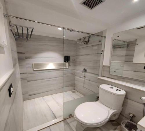 een badkamer met een toilet en een douche bij Hotel ND Manor in Dehradun