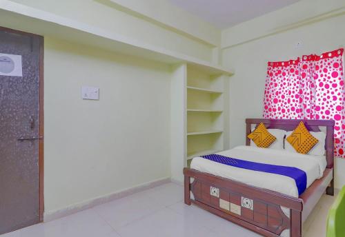 En eller flere senge i et værelse på Flagship Sri Residency