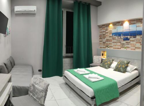1 dormitorio con 1 cama y cortina verde en B&B May Dream, en Nápoles