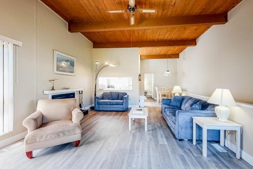 sala de estar con sofá azul y mesa en Borderlinks 10, en Ocean Pines