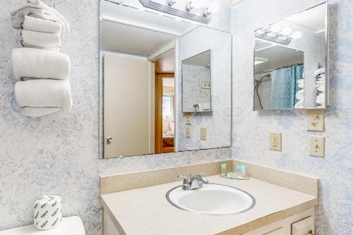 a bathroom with a sink and a mirror at Borderlinks 10 in Ocean Pines
