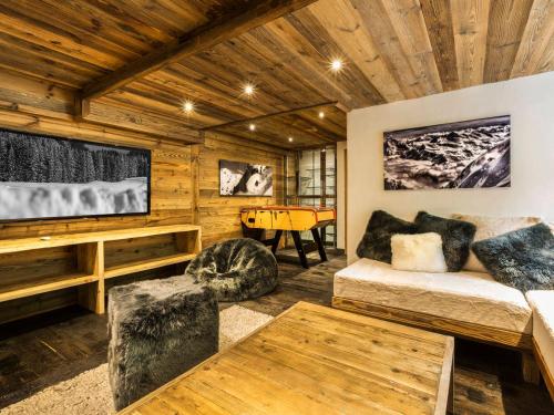 ヴァル・ディゼールにあるChalet de luxe avec piscine et hammam à Val-d'Isère, 10 personnes à proximité du centre-ville - FR-1-694-95のソファとテーブルのあるリビングルーム