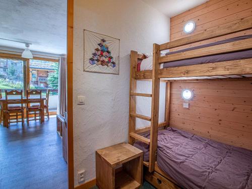 - une chambre avec 2 lits superposés et une salle à manger dans l'établissement Appartement confortable aux pieds des pistes avec parking à Val-d'Isère - FR-1-694-226, à Val dʼIsère