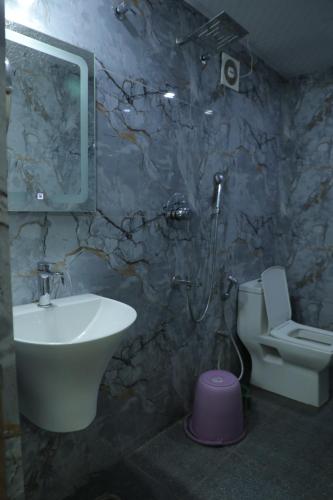 y baño con lavabo y aseo. en KAPILA RESIDENCY, en Bangalore