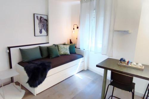 ein Zimmer mit einem Bett mit einem Hund drauf in der Unterkunft STUDCLUB studio climatisé confortable face tram parking in Juvignac