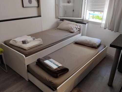 Een bed of bedden in een kamer bij STUDCLUB studio climatisé confortable face tram parking