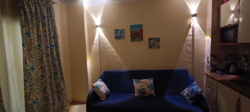 a blue couch in a room with a curtain at شاليه فندقى للعائلات غرفة وريسيبشن بمنتجع ريتال فيو الساحل الشمالى in El Alamein