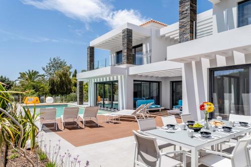 an image of a villa with a dining table and chairs at Villa Vogue by Indigo in Estômbar