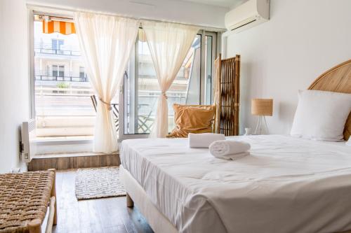 une chambre avec un lit avec un ordinateur portable dessus dans l'établissement Accès privé plage Arcachon 4pers, à Arcachon