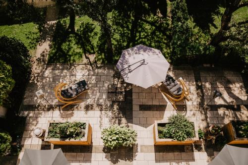 an overhead view of a patio with chairs and an umbrella at Weßner Hof Landhotel & Restaurant in Marquartstein