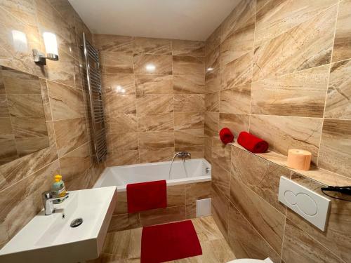 y baño con lavabo blanco y bañera. en Amazing Apartment Zborovska, en Praga