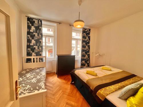 Un dormitorio pequeño con una cama y una ventana. en Amazing Apartment Zborovska, en Praga