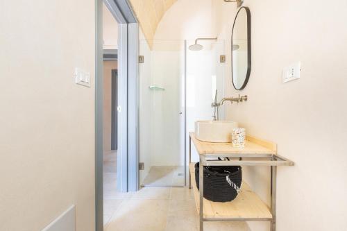 een badkamer met een wastafel en een spiegel bij Villa Pamaridi a Ostuni by Perle di Puglia in Ceglie Messapica