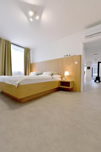 トレンチーンにあるApartmán Sihoťの大きなベッドと窓のある寝室